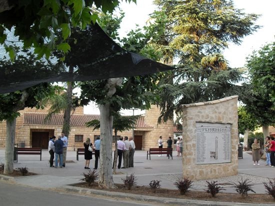 El monumento al colono y la iglesia quedan en los extremos de la plaza, en cuyo interior se ha acondicionado una zona diáfana para desarrollar diversas actividades