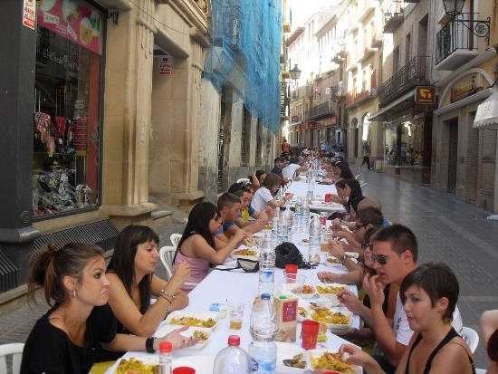 Los jóvenes de Alcañiz hoy han comido paella en la calle