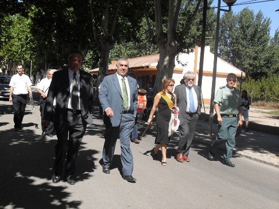 El presidente de la DPT, junto a la alcaldesa de Alcañiz y otras autoridades, bajando de Pueyos