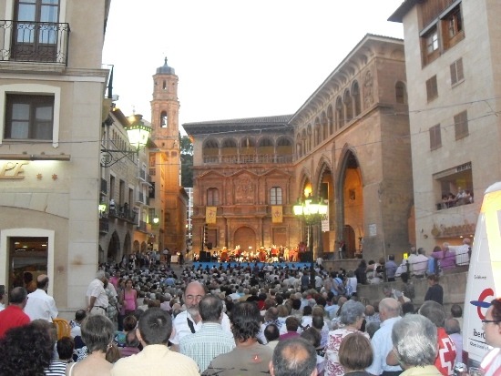 La plaza de España, a rebosar en el festival de jota