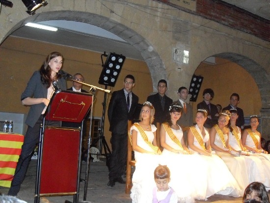 Marta Belmonte, en el momento del pregón, bajo la atenta mirada de las reinas de las fiestas y sus acompañantes