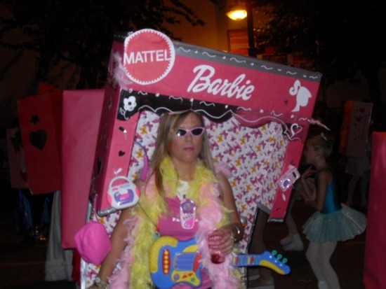 Una de las peñas se disfrazó de muñecas Barbie, con caja y todo