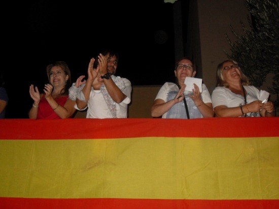 La alcaldesa de Alcañiz (iz) y algunos concejales aplaudiendo el paso de las carrozas