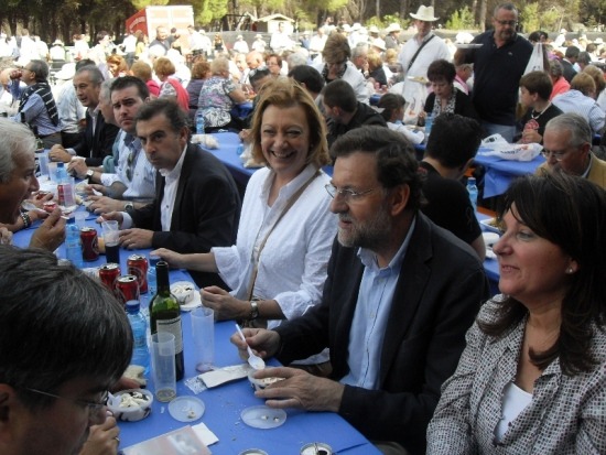 Mariano Rajoy como uno más en la comida